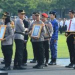 tarunanews.com-kapolda-jatim-beri-penghargaan-untuk-366-anggota-dan-masyarakat-berprestasi-img-20250217-wa0140-340x240