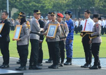 tarunanews.com-kapolda-jatim-beri-penghargaan-untuk-366-anggota-dan-masyarakat-berprestasi-img-20250217-wa0140-340x240