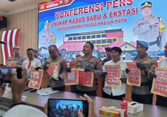 tarunanews.com-polres-madiun-kota-berhasil-amankan-pengedar-narkoba-dan-sita-1-kilogram-sabu-img-20250411-wa0196-340x240